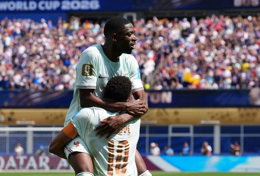 El jugador Ousmane Dembelé se lució, convirtiendo tres goles frente a Noruega.