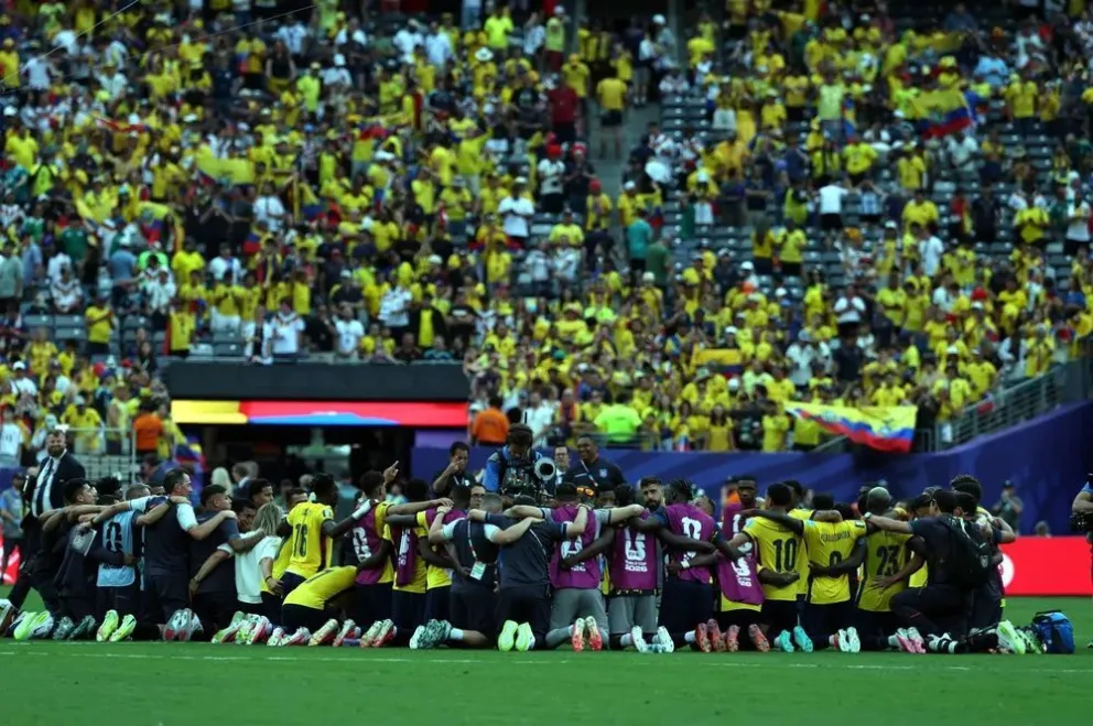 Los jugadores de Ecuador en el centro de la campo de juego celebrando de emoción un día histórico frente a un estadio colmadísimo. "Histórico" y "Nos hicieron llorar de orgullo": el desahogo de la prensa ecuatoriana tras el batacazo ante Alemania.