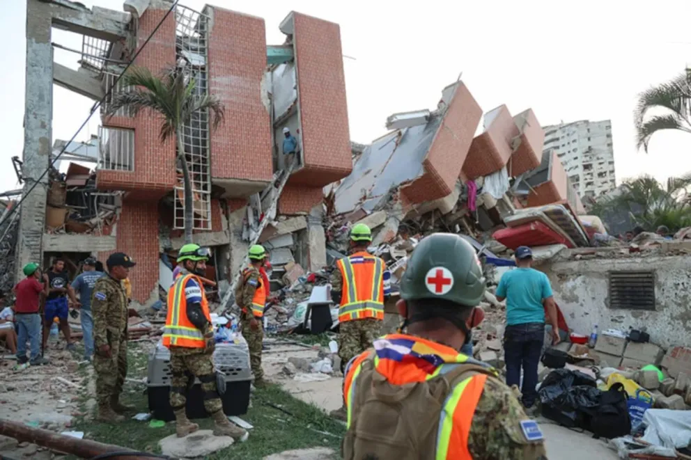 Los primeros cuerpos de socorristas extranjeros ya comenzaron a trabajar en la zona afectada por el doble terremoto en la búsqueda y rescate de personas atrapadas.