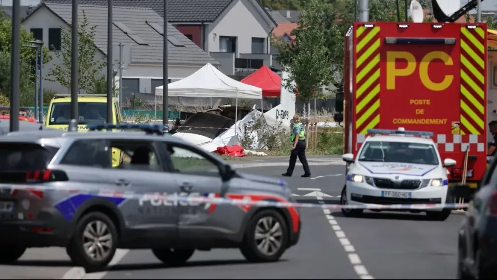 Un rescatista trabaja en el lugar donde se estrelló un avión en Tomblaine, Francia, este domingo. (Foto: Reuters)