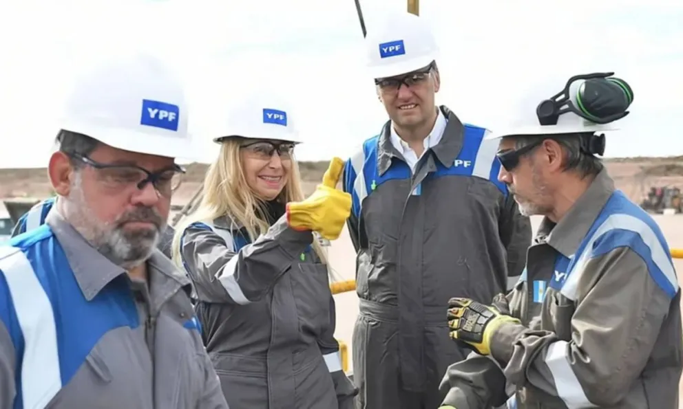 Manuel Adorni dejará de ser director de YPF.