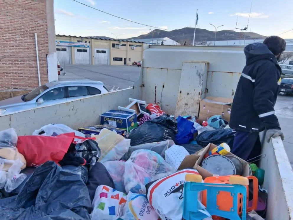 Una de las campañas solidarias anteriores encabezadas por Alejandra Carrasco. La voluntaria vuelve a impulsar una colecta para asistir con abrigo, alimentos y otros elementos esenciales a familias de Gualjaina y parajes cercanos