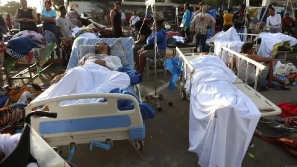Pacientes siendo atendidos en camillas fuera de un hospital en Catia La Mar, Venezuela.