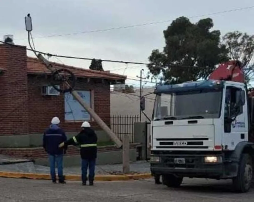 Un camión municipal derribó postes y dejó sin internet a vecinos de Rawson