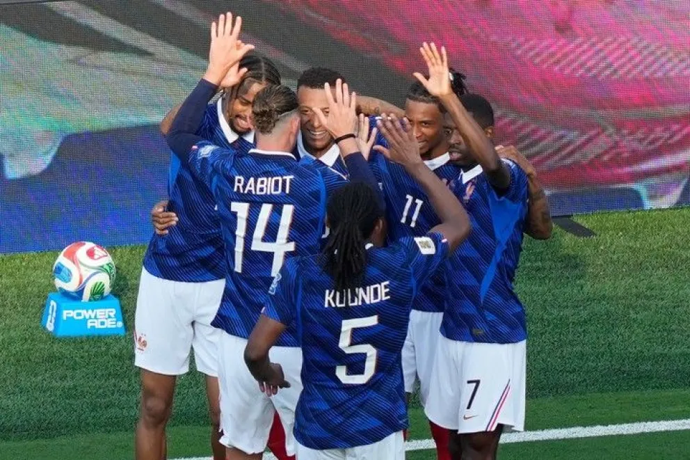 Francia, a octavos (AP).