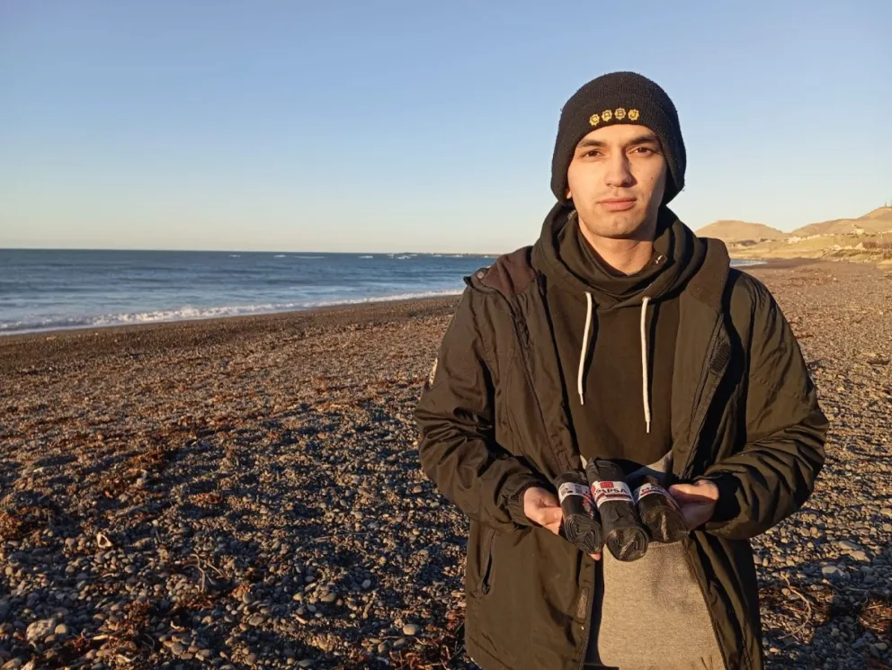 Un vecino de Kilómetro 5 limpia las playas locales impulsando una original iniciativa ambiental
