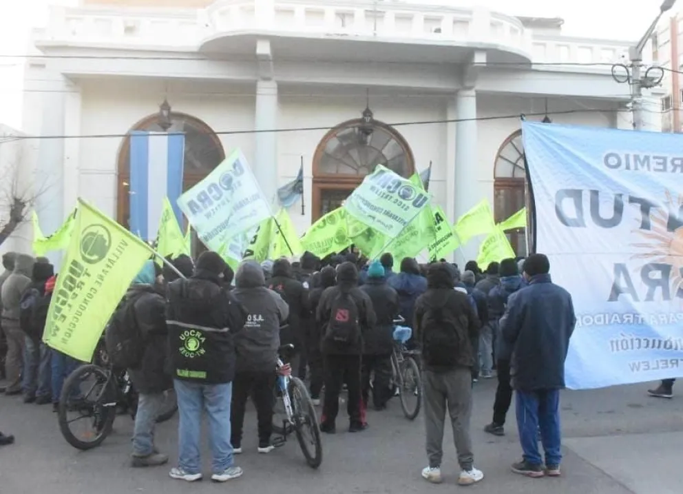 Trelew: la UOCRA se manifestó frente al Municipio