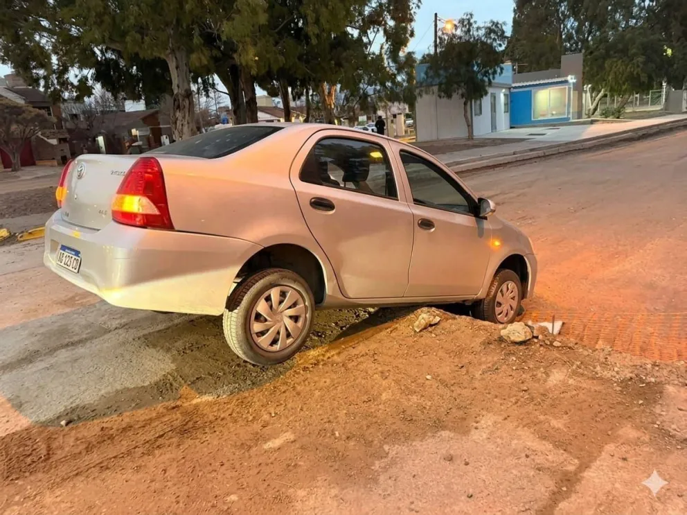 Un auto cayó a un pozo de una obra de pavimentación en Madryn