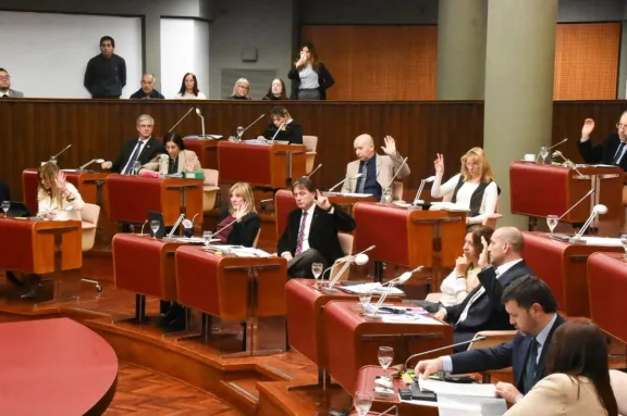 Con fuertes cruces, la Legislatura aprobó el acuerdo entre YPF y Provincia