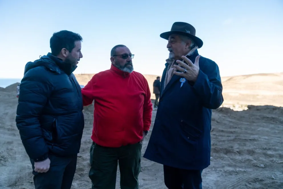 Othar Macharashvili supervisó las obras en el cerro Hermitte: Ya removieron 30.000 metros cúbicos de suelo