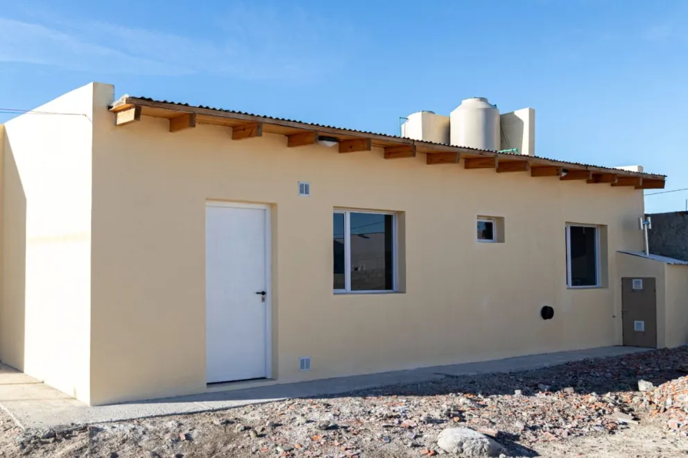 El Municipio entregó viviendas sociales a dos familias vulnerables de Fracción 15 y Don Bosco