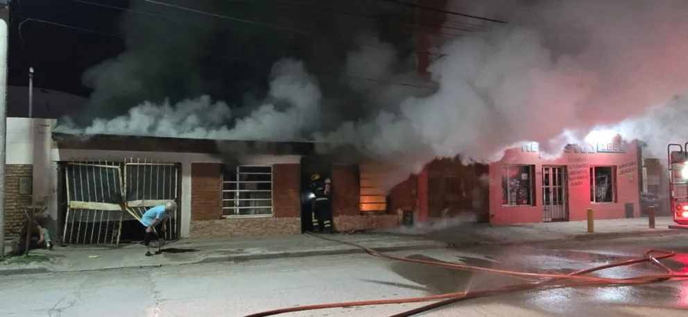 Menores salvaron a una familia que había quedado encerrada en una vivienda mientras se prendia fuego