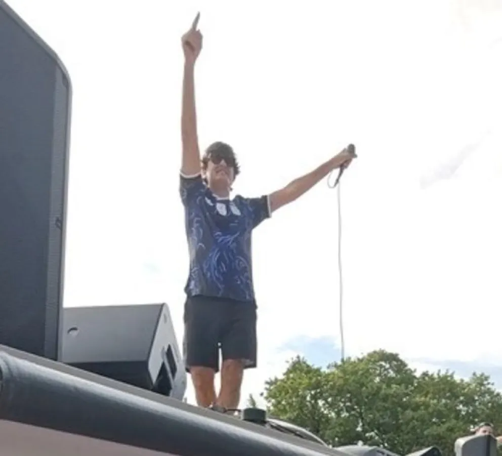 Ciro cantó para los hinchas en el banderazo