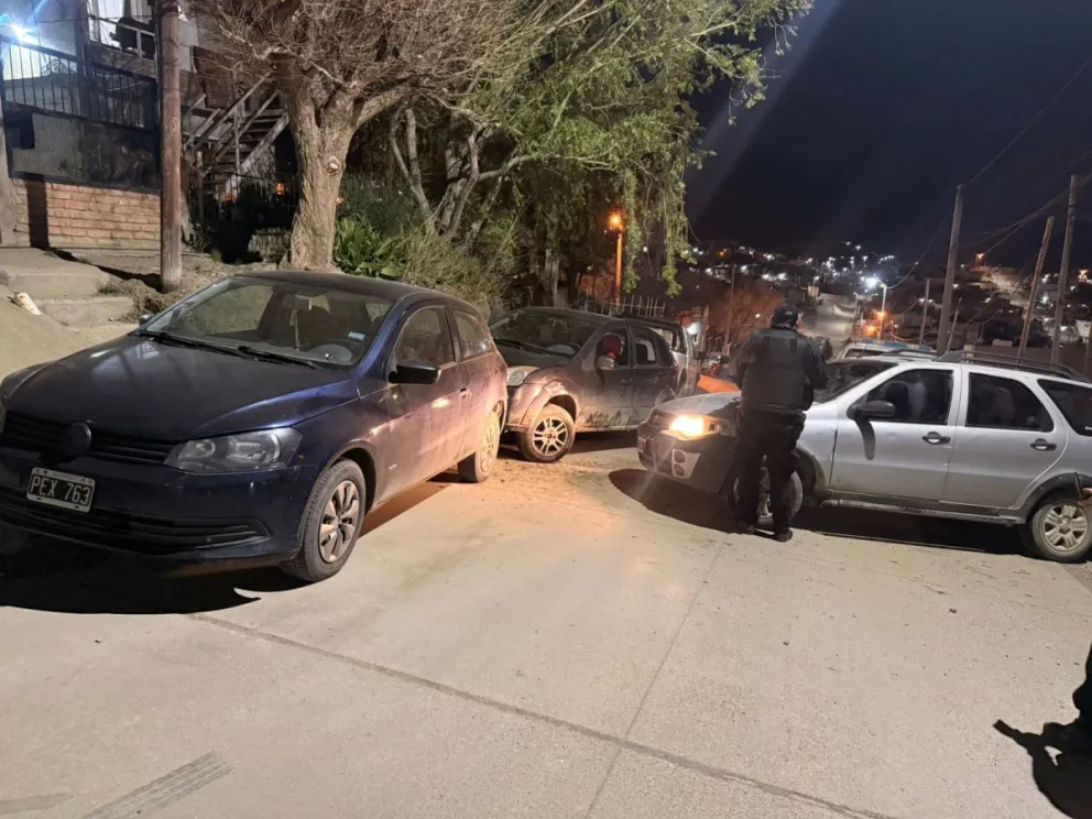 Estaba alcoholizado y embistió dos vehículos estacionados