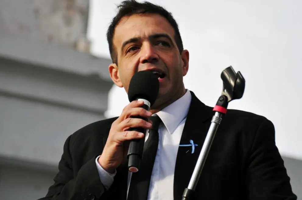 La voz oficial de Comodoro: historia, furcios y pasión detrás del micrófono de Adrián Aguiar