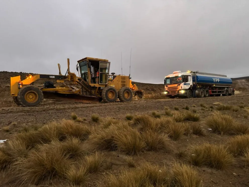 El barro y la nieve dejaron camiones varados en las rutas 281 y 47 
