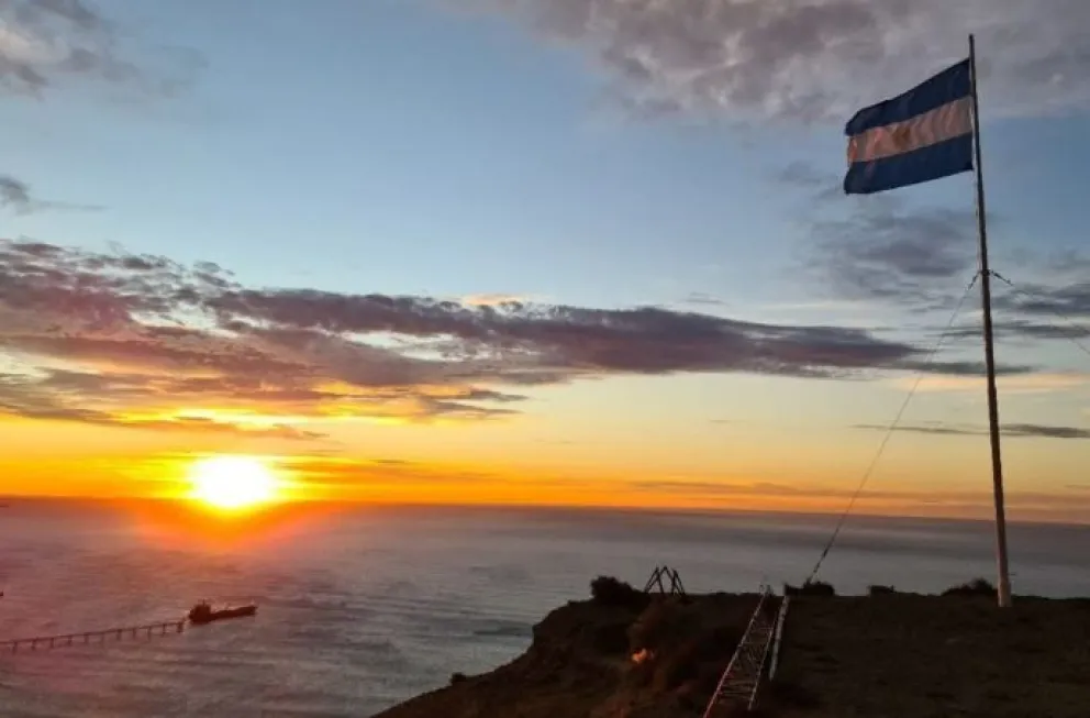 Malestar por el robo de la bandera argentina que estaba en el cerro Chenque