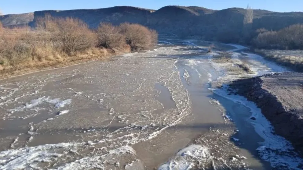Las temperaturas extremas congelaron tramos del río Chubut dejando una postal histórica en Las Plumas