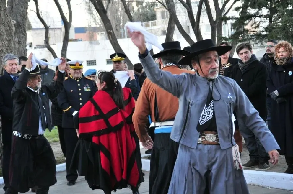 Último acto del Día de la Independencia, en la rotonda ubicada en 13 de Diciembre y Dorrego