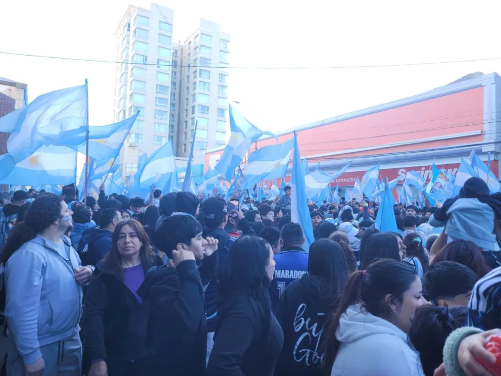 Comodoro volvió a salir a las calles para celebrar otra victoria de la Selección