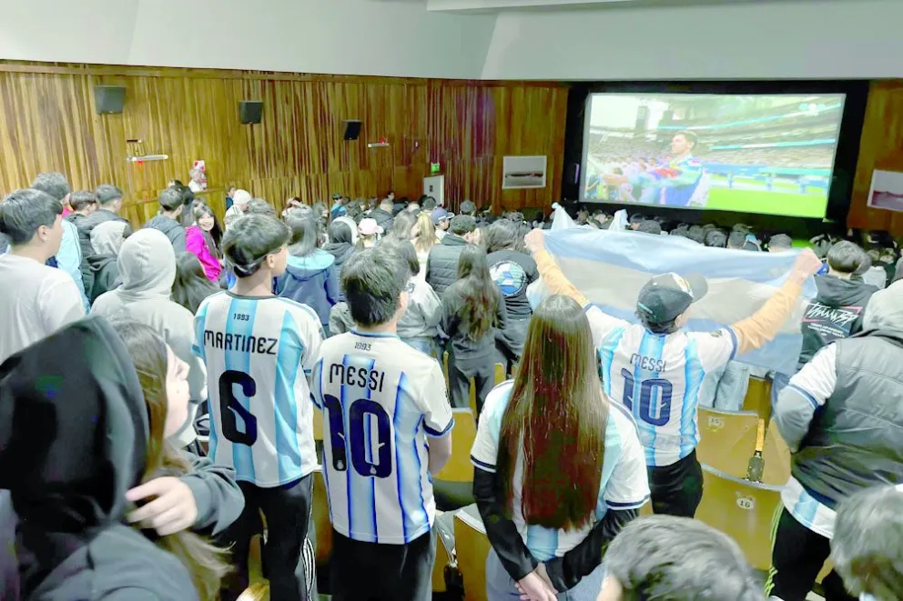 El Cine Teatro de Rawson fue escenario de una nueva jornada de aliento a la selección argentina