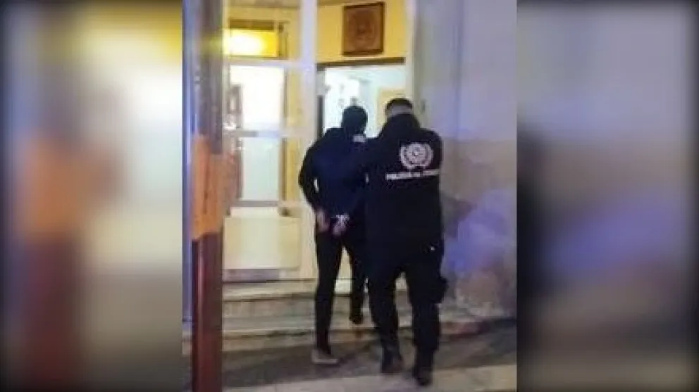 Llamaron por dos jóvenes que "barreteaban" un capot en pleno centro y la policía los atrapó con las manos en la masa