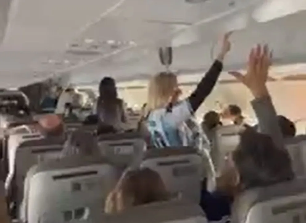 Los pasajeros del vuelo celebraron el triunfo de Argentina