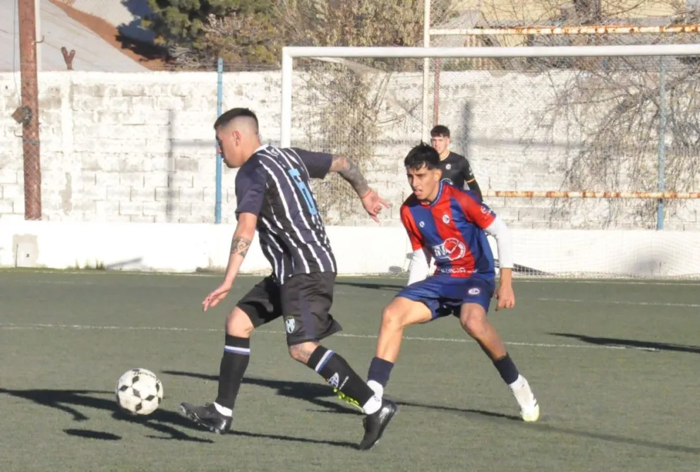 El líder, Newbery, juega en Km. 27