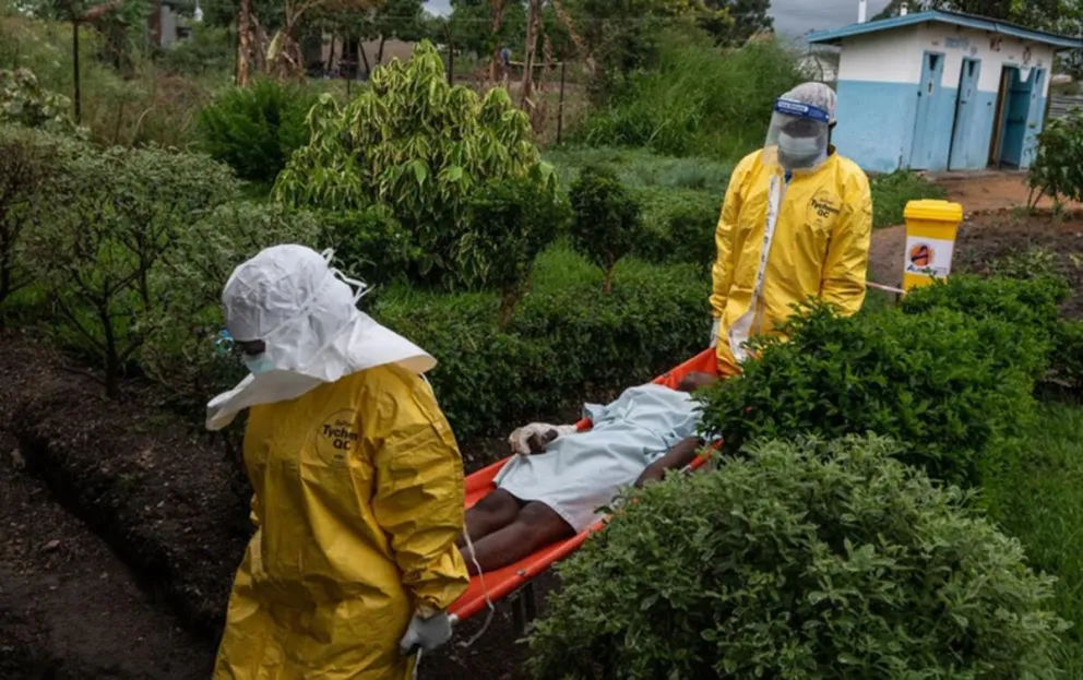 El brote de la enfermedad se corresponde con la cepa de Bundibugyo, cuya tasa de letalidad oscila entre el 30% y el 50% y para la que no existe vacuna autorizada o tratamiento específico, según la Organización Mundial de la Salud (OMS). 