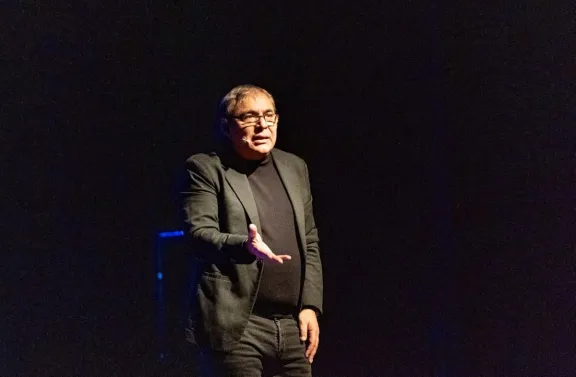 Gabriel Rolón cerró su paso por Comodoro con funciones agotadas y gran convocatoria