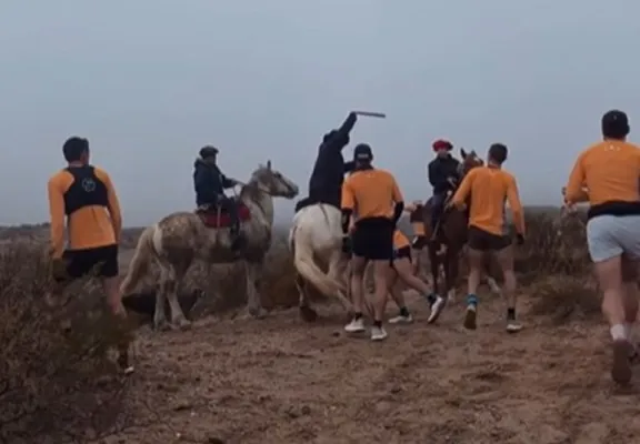 A caballo y con piedras: denuncian un ataque contra corredores durante la Doble Apolo en Roca