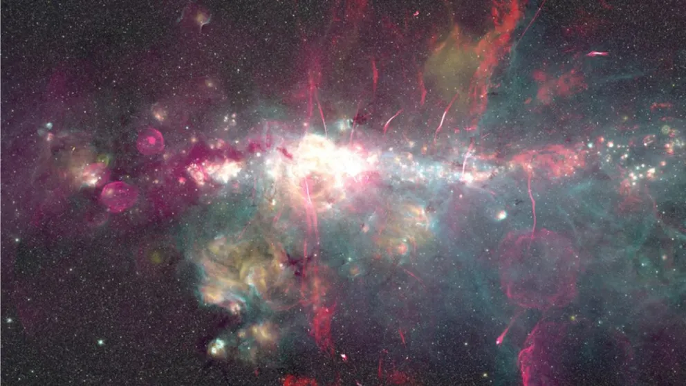 Imagen del centro galáctico obtenida a partir de las observaciones realizadas con distintos telescopios.