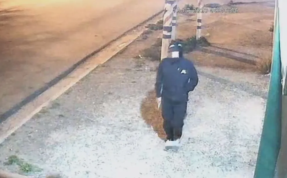 La imagen de una cámara de seguridad captó uno de los sospechosos en el momento del robo