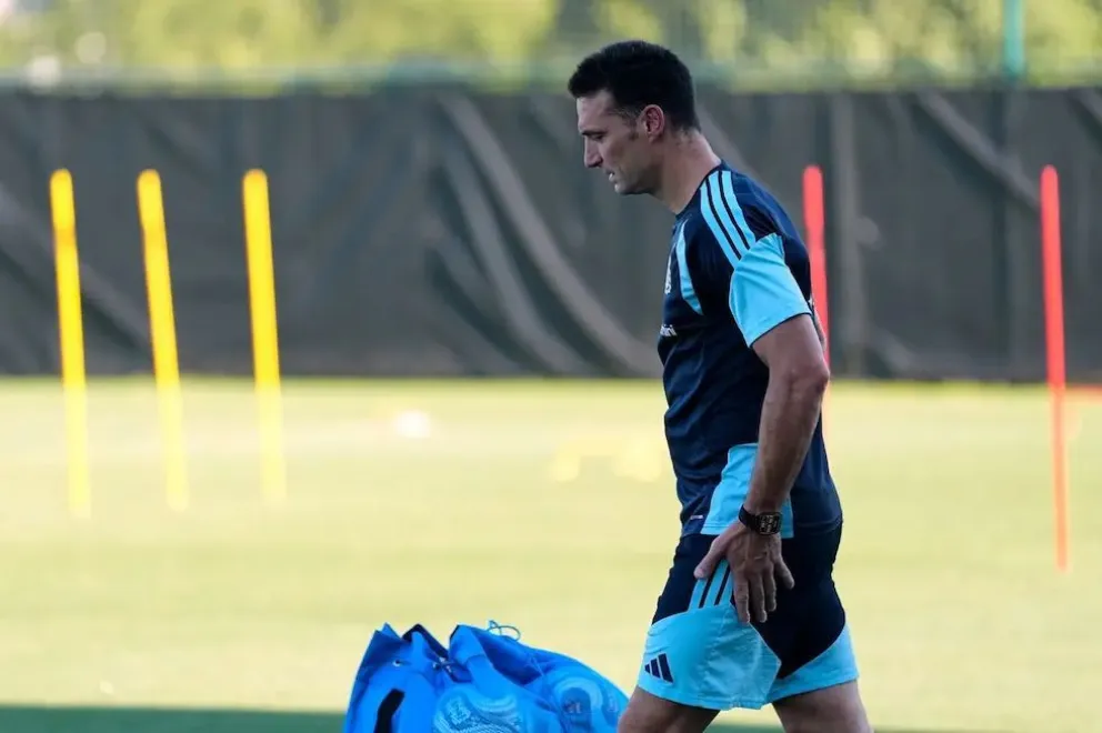 Lionel Scaloni y su cuerpo técnico definen qué equipo presentarán el miércoles ante Inglaterra en las semifinales del Mundial 2026. (AP).