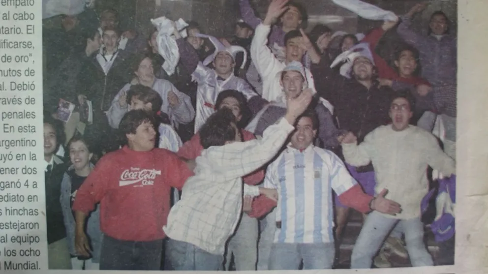 La foto del festejo argentino en Comodoro, 1998. 