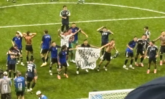 El emocionante gesto de los jugadores de la Selección tras ganarle a Inglaterra: “Las Malvinas son argentinas”
