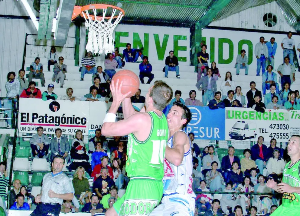 Leandro marcado por su hermano Manu Ginóbili.