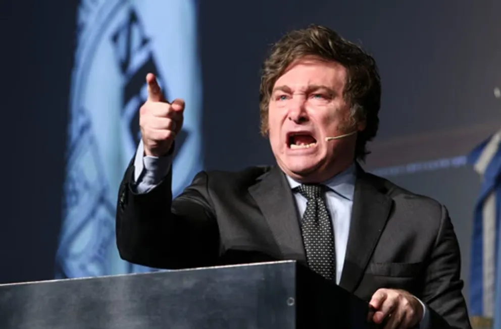 El presidente argentino afirmó que la exhibición de la bandera por parte de los jugadores es entendible y legítima por la emoción