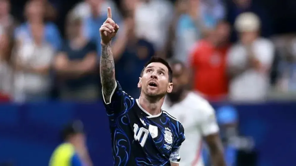 Lionel Messi señala al cielo tras una nueva épica victoria de Argentina. (Elsa/Getty Images).