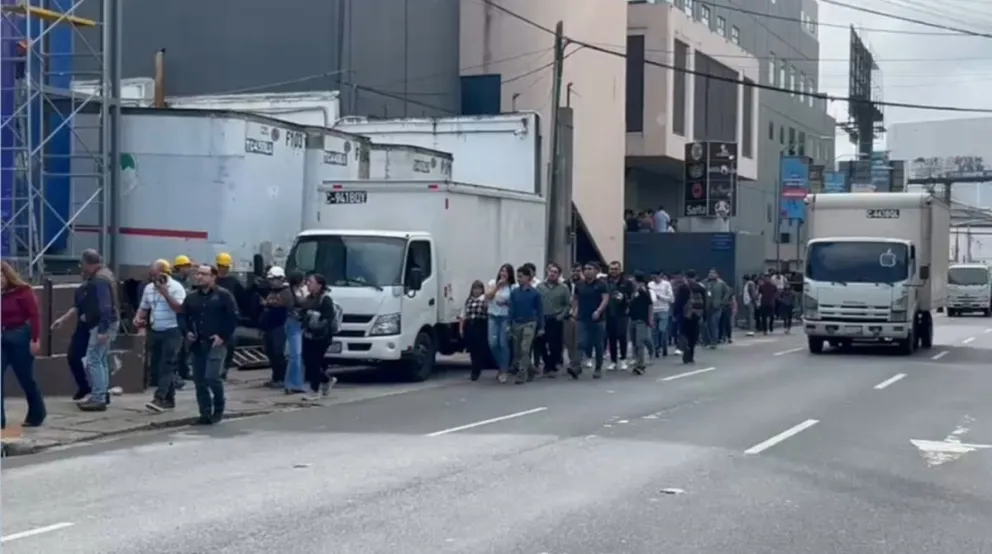 Muchas personas tuvieron que ser evacuadas por el fuerte terremoto que se sintió en centroamérica.