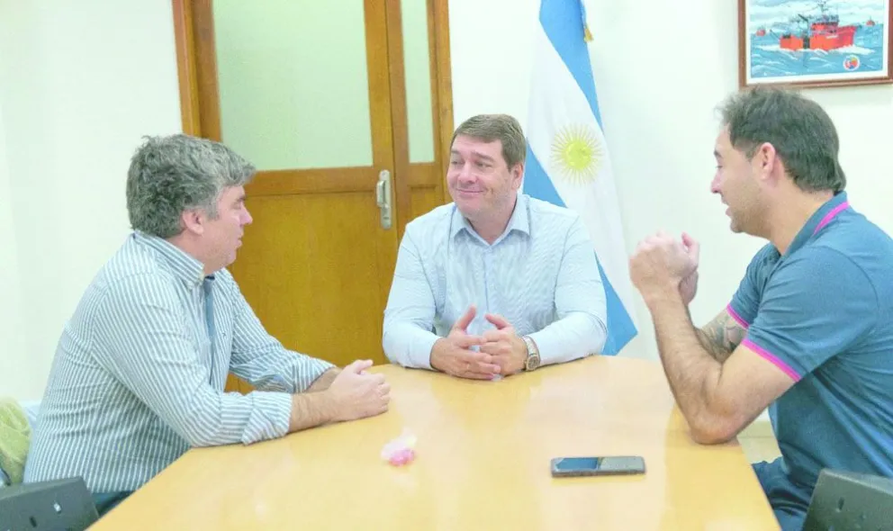 El intendente de Rawson, Damián Biss junto al licenciado Guido Pepa Morelli, representante de la Fundación Refugio de Vida Silvestre Dos Pozos y el gerente general del Ente Mixto Rawson Turístico (EMRaTur), Federico Simboli.