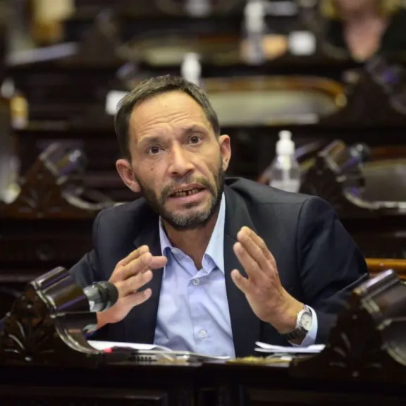 La soberanía no se negocia: Maximiliano Ferraro cruzó al vocero por sus dichos sobre Malvinas