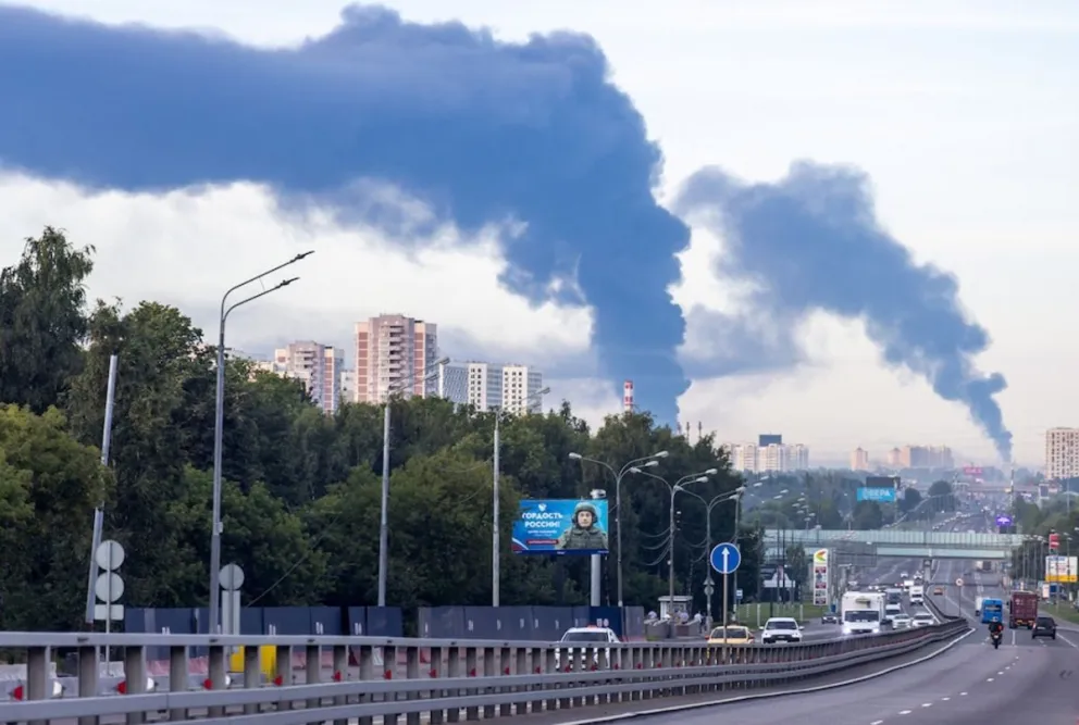 Humo tras un ataque con drones ucranianos en Podolsk, región de Moscú. El ataque, con más de 400 drones, dejó 10 heridos