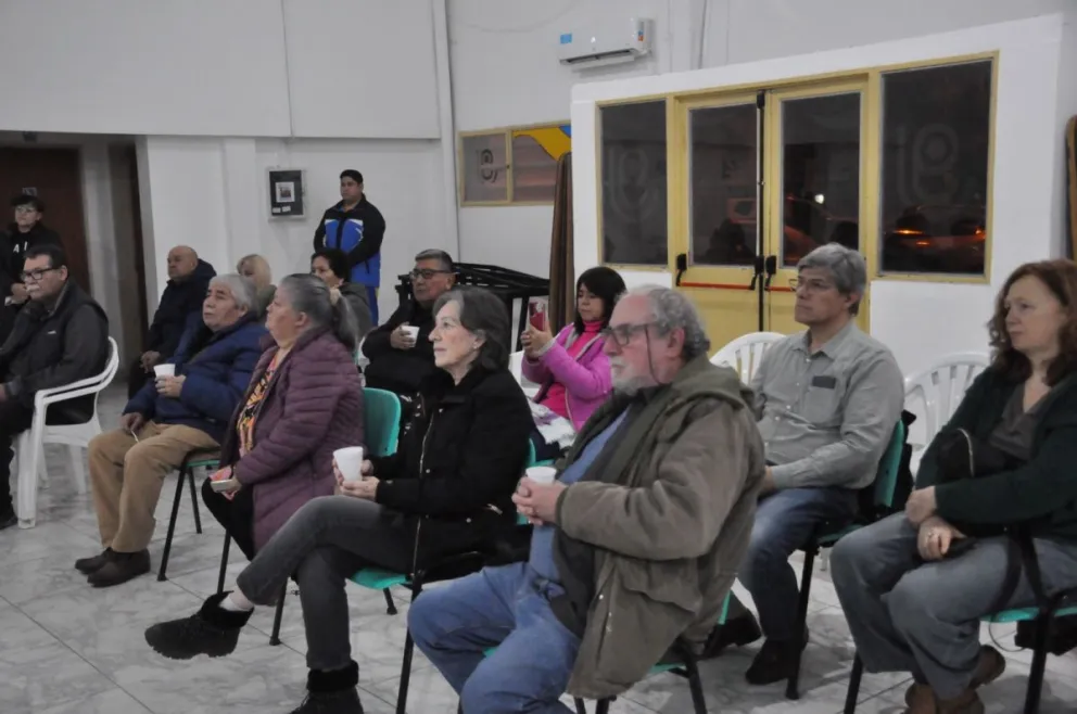 Los vecinos del barrio 9 de Julio en su mayoría de la tercera edad, participaron de la charla de prevención en ciberdelitos