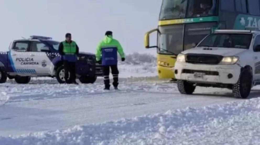 El Servicio Meteorológico Nacional mantiene vigente una alerta por nevadas para distintos sectores de Santa Cruz. En la ruta, habrá controles.