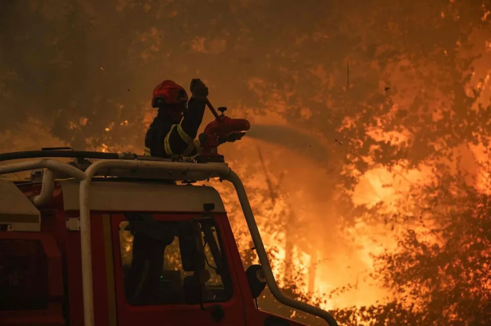 Bomberos franceses tratan de apagar el fuego en Bordeaux