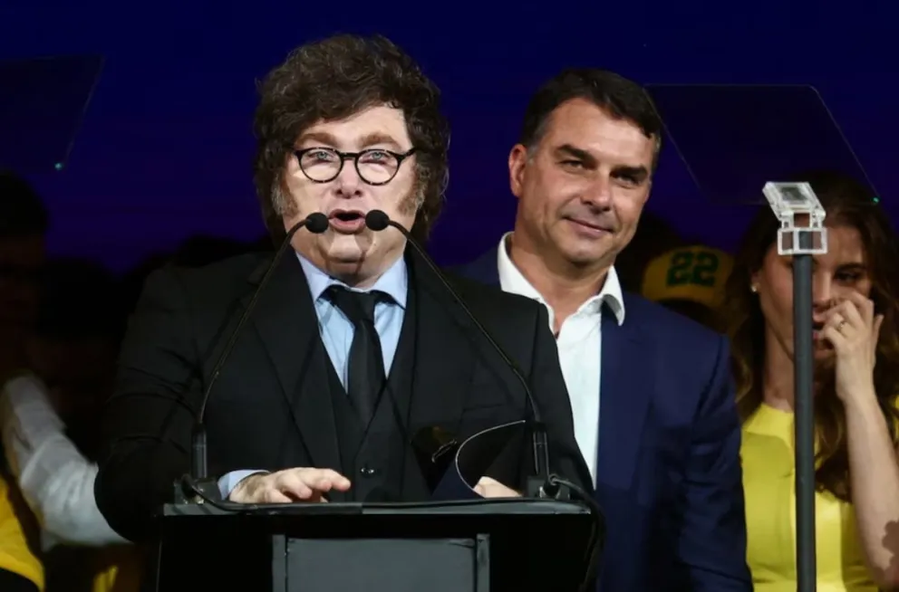 Las palabras del presidente argentino, con Flávio Bolsonaro a su lado, no cayeron bien en suelo brasileño / Fotografía: REUTERS/Jean Carniel