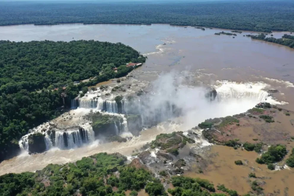 El circuito Garganta del Diablo, principal atractivo del Parque Nacional Iguazú, se encuentra cerrado debido al fuerte aumento del caudal del río Iguazú