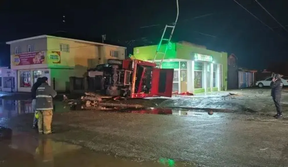 La autobomba de la Unidad 24 terminó volcada frente a una farmacia, en la esquina de calles 13 y 22.