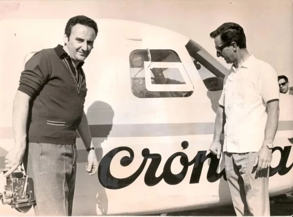 Noviembre de 1968. Héctor Ricardo García y el piloto Miguel Ángel Fitzgerald. Viaje histórico a Malvinas. Desde Aeroparque, escala en Río Gallegos y luego a las islas en el avión de Crónica.